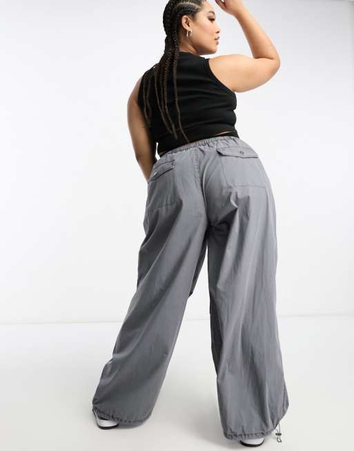 ASOS DESIGN Curve - Cargobroek met parachutepijpen in grijs met wassing