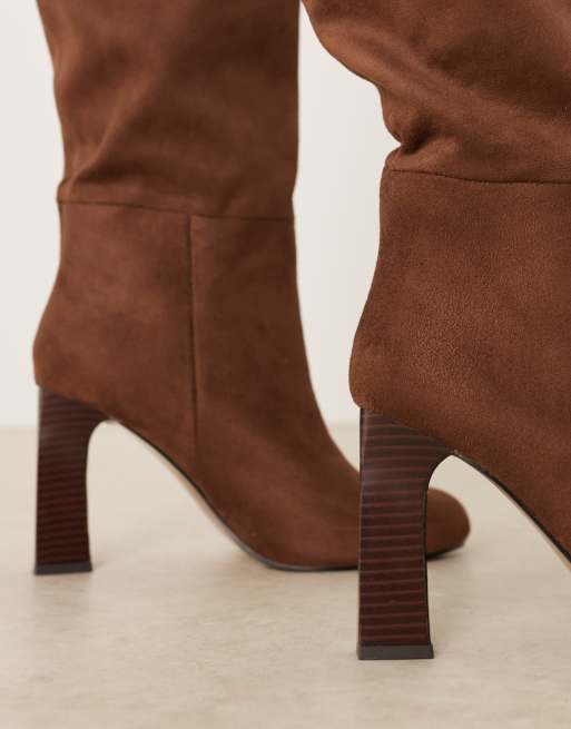 ASOS DESIGN Curve - Carly - Instap knielaarzen van suedette met blokhak in chocoladebruin, 2 van 4