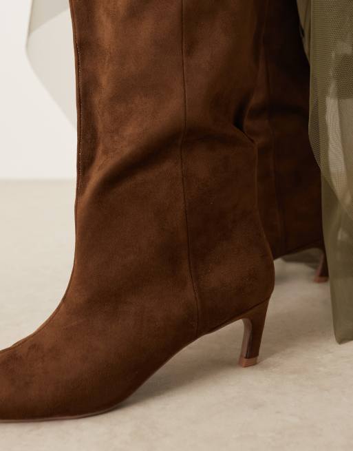 ASOS DESIGN Curve - Carmel - Suedine instapknielaarzen met kittenhak in chocoladebruin, 3 van 4