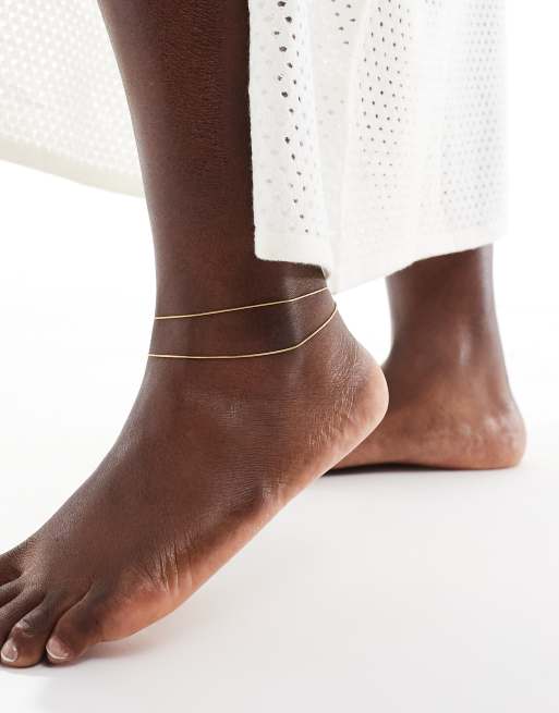 ASOS DESIGN Curve - Cavigliera multifilo dorata in acciaio inossidabile resistente all'acqua con catenina sottile snake