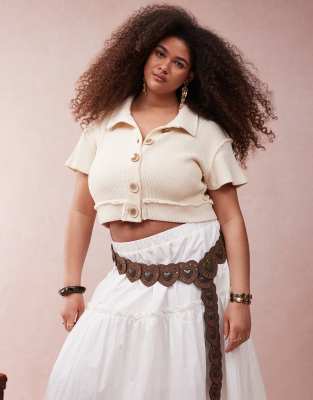 ASOS DESIGN Curve - Ceinture taille et hanches imitation daim avec disques en caur et détails cloutés - Marron