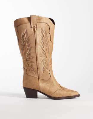 ASOS DESIGN Curve - Celestine - Flache, kniehohe Westernstiefel aus Wildlederimitat in Taupe-Neutral