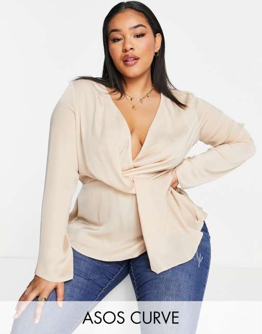 ASOS DESIGN Curve – Champagnefärgad blus i satin med utsvängda ärmar och snurrad knut framtill