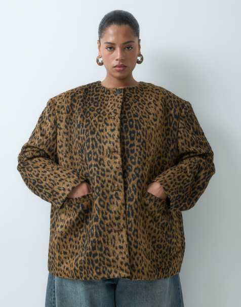 ASOS DESIGN Curve chaqueta corta sin cuello de pelo sintético cepillado con estampado animal - view 1