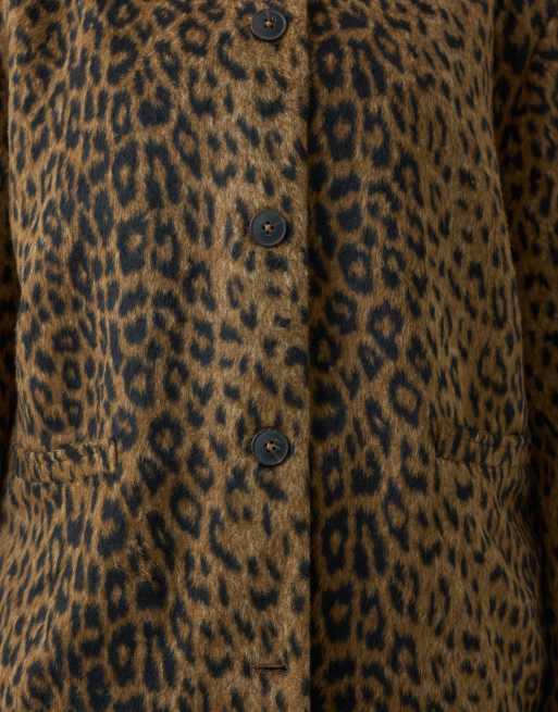 ASOS DESIGN Curve chaqueta corta sin cuello de pelo sintético cepillado con estampado animal, 4 de 5