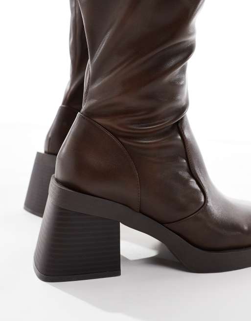 ASOS DESIGN Curve - Charlotte - Brune knæstøvler med hæl, 3 af 4