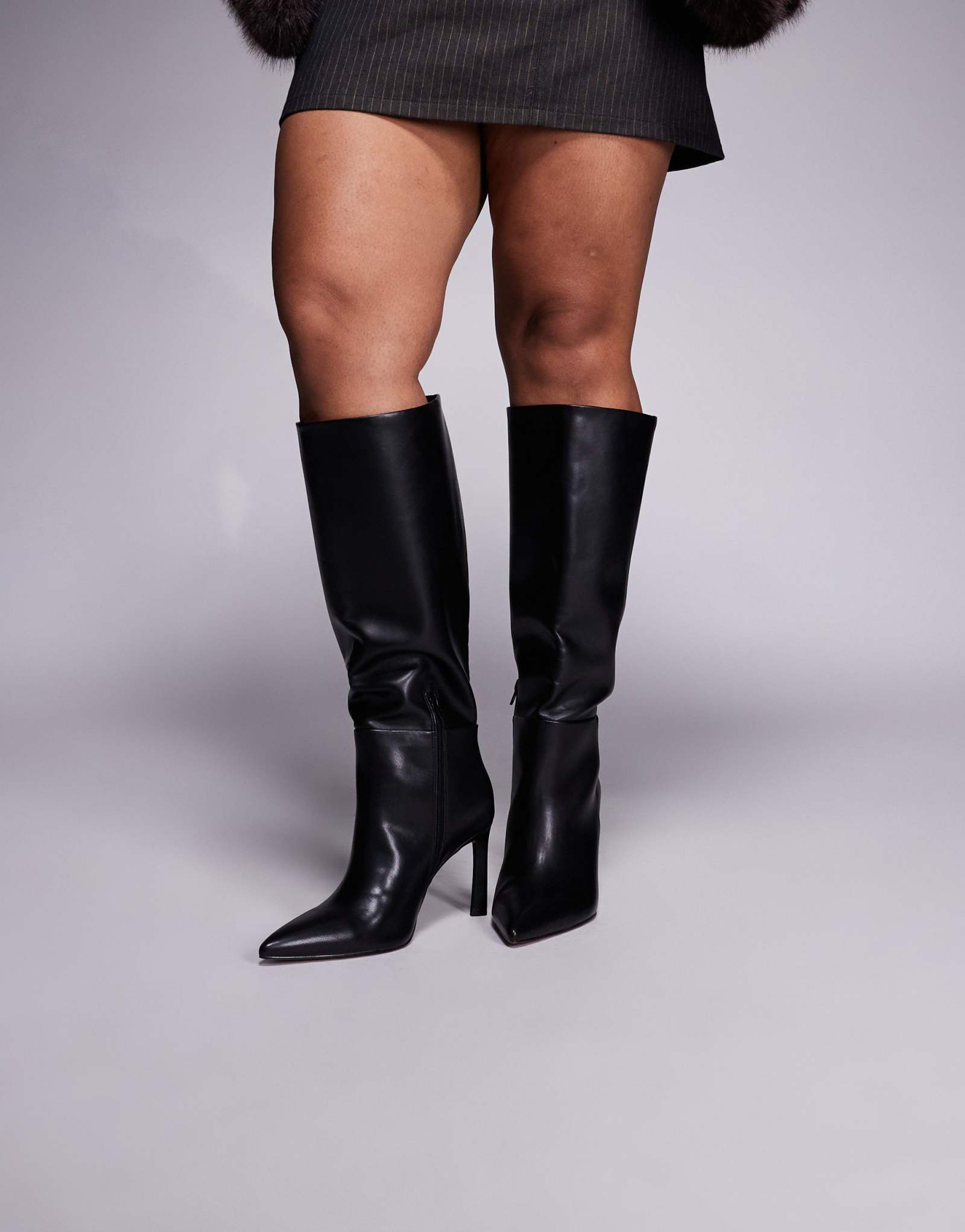 Черные сапоги до колена на изящном каблуке ASOS DESIGN Curve Charmed