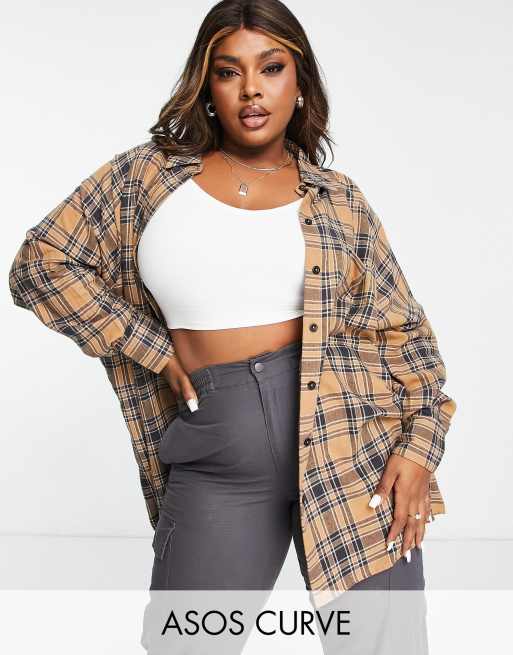 ASOS DESIGN Curve - Chemise coupe boyfriend en tissu brossé à carreaux avec poches - Camel