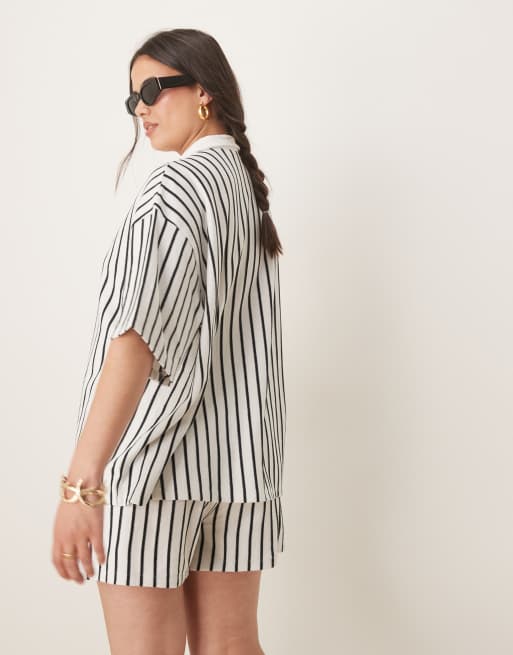 ASOS DESIGN Curve - Chemise décontractée d'ensemble en tissu rayé texturé - Crème et bleu marine, 3 de 4