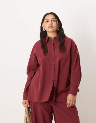 ASOS DESIGN Curve - Chemise d'ensemble rayée en crépon croisée au dos - Bordeaux-Rouge