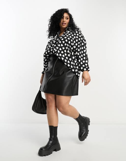 ASOS DESIGN Curve - Chemise oversize à manches longues - Imprimé cœur noir et blanc