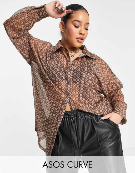 ASOS DESIGN Curve - Chemise oversize en tulle à imprimé monogramme