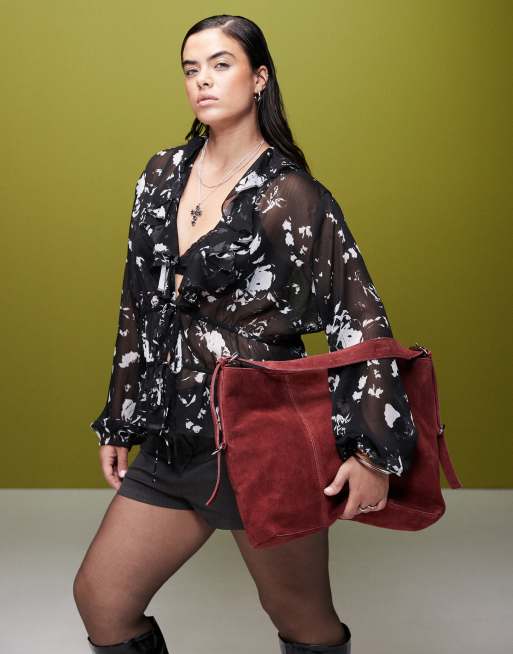 ASOS DESIGN Curve - Chiffon-bluse med monokromt blomstermønster og flæser samt bindebånd