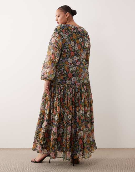 ASOS DESIGN Curve – Chiffon-Maxikleid in Schwarz mit Blumenmuster, U-Boot-Ausschnitt und Godet-Detail, 2 von 4