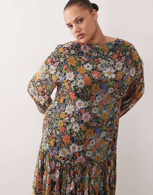 ASOS DESIGN Curve – Chiffon-Maxikleid in Schwarz mit Blumenmuster, U-Boot-Ausschnitt und Godet-Detail, 3 von 4