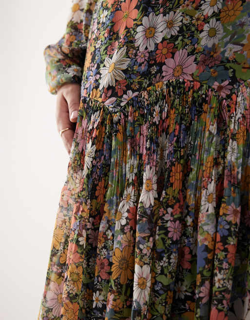 ASOS DESIGN Curve – Chiffon-Maxikleid in Schwarz mit Blumenmuster, U-Boot-Ausschnitt und Godet-Detail, 4 von 4