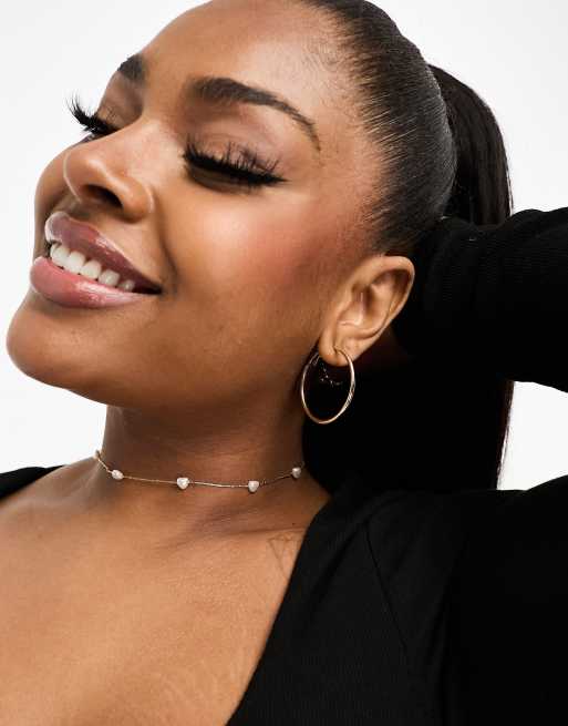 ASOS DESIGN Curve – Choker-Halskette in Goldoptik mit Kunstperlen-Detail in Herzoptik