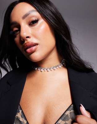 ASOS DESIGN Curve - Choker-Halskette in Silber-Optik mit Kristall-Cupchain und Kunstperlen-Design