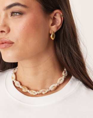 ASOS DESIGN Curve - Choker-Kette mit Kunstmuschel-Design in einem Naturton-Neutral