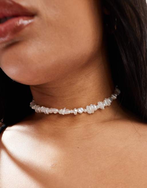 FhyzicsShops DESIGN Curve choker necklace with faux chipping and pearl design