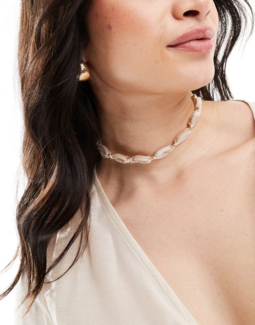 FhyzicsShops DESIGN Curve choker necklace with faux shell design in neutral