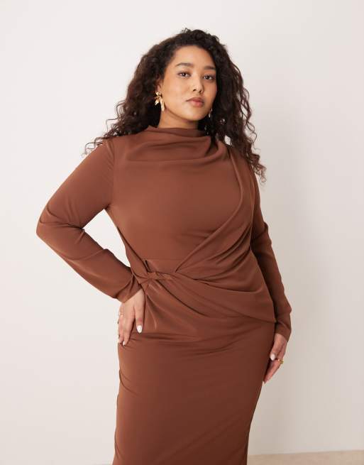 ASOS DESIGN Curve – Chokladbrun, åtsmitande maxiklänning med hög krage och drapering, 2 av 4