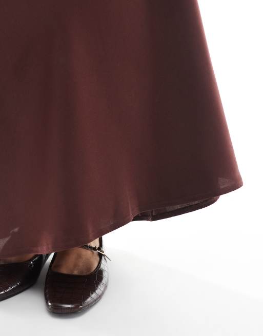 ASOS DESIGN Curve – Chokladbrun diagonalskuren maxikjol i satin, 5 av 5