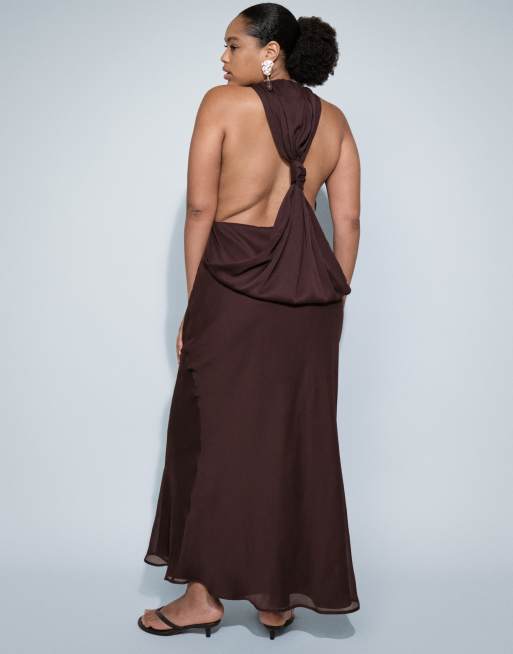 ASOS DESIGN Curve – Chokladbrun, draperad maxiklänning med halterneck och knut baktill, 3 av 9