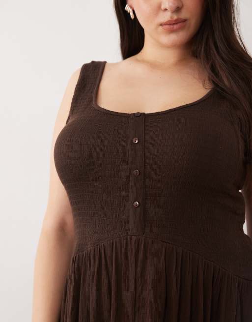 ASOS DESIGN Curve – Chokladbrun, krinklad midiklänning med knäppning, 2 av 4