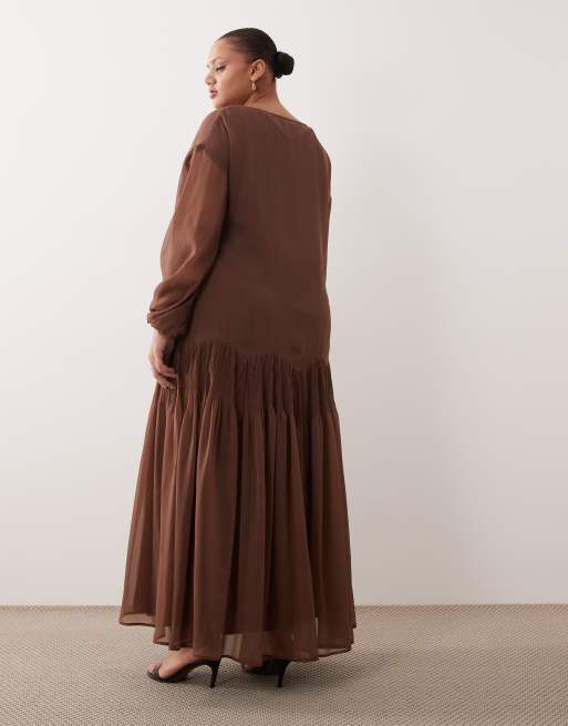 ASOS DESIGN Curve – Chokladbrun maxiklänning i chiffong med båtringning och klockad kjol, 2 av 4