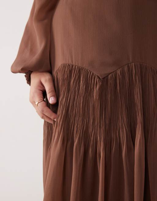 ASOS DESIGN Curve – Chokladbrun maxiklänning i chiffong med båtringning och klockad kjol, 3 av 4