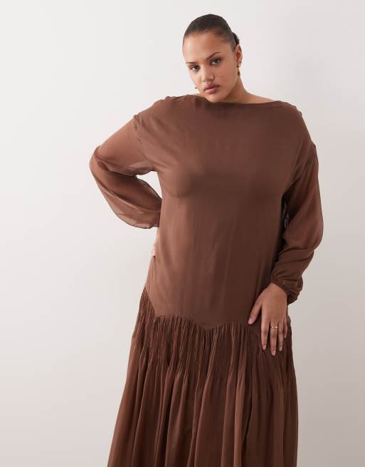 ASOS DESIGN Curve – Chokladbrun maxiklänning i chiffong med båtringning och klockad kjol, 4 av 4