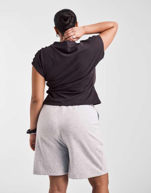 ASOS DESIGN Curve – Chokladbrun t-shirt med draperad ringning, 3 av 4