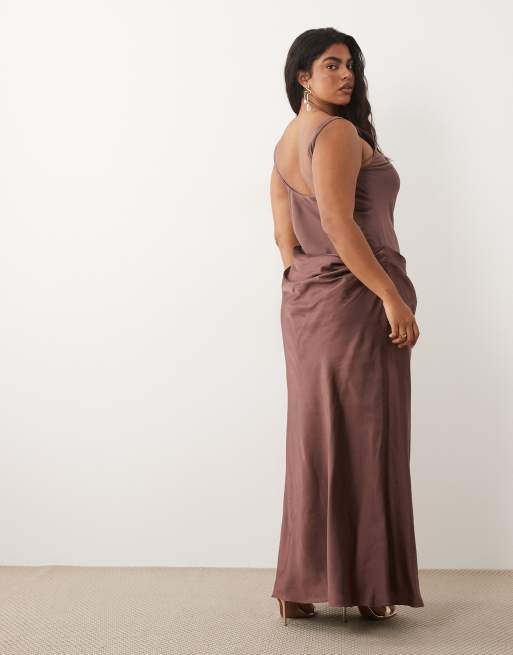 ASOS DESIGN Curve - Chokoladebrun maxikjole med dyb rund hals og asymmetrisk draperende nederdel-overlag, 3 af 4
