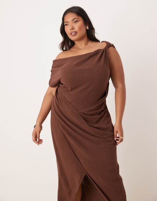 ASOS DESIGN Curve - Chokoladebrun midikjole med sænket snoet skulderdesign og slå-om-nederdel i hørblanding, 3 af 4