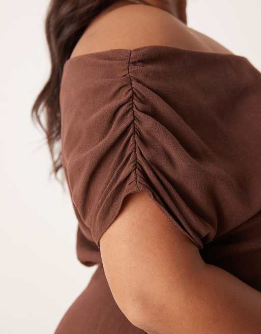 ASOS DESIGN Curve - Chokoladebrun midikjole med sænket snoet skulderdesign og slå-om-nederdel i hørblanding, 4 af 4