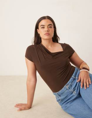 ASOS DESIGN Curve - Chokoladebrun og tætsiddende bodystocking med korte ærmer, asymmetrisk hals og draperinger - view 1