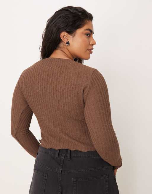 ASOS DESIGN Curve - Chokoladefarvet top med lange ærmer og tekstur samt knapper, 4 af 4
