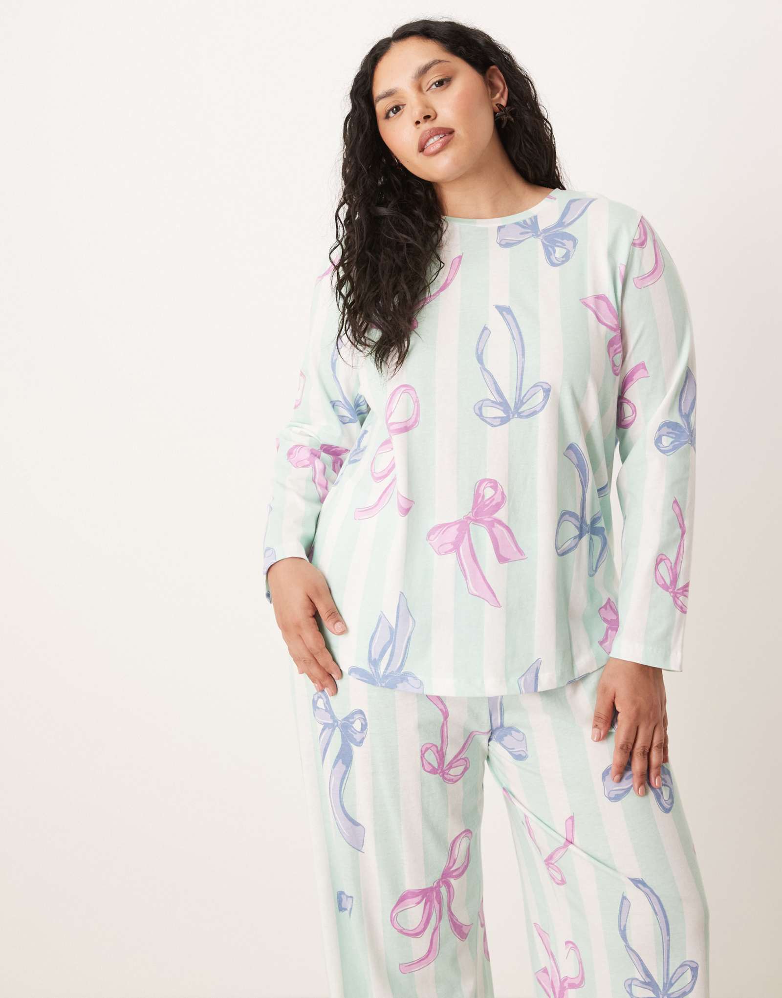 Пижамный комплект ASOS DESIGN Curve с рождественским бантом и длинными рукавами и брюками в синюю полоску