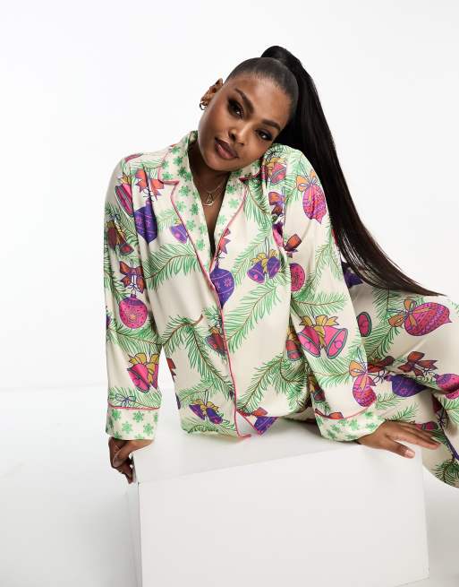 ASOS DESIGN Curve Christmas satin botanical bauble shirt & trouser pyjama set in cream, 2 of 4
