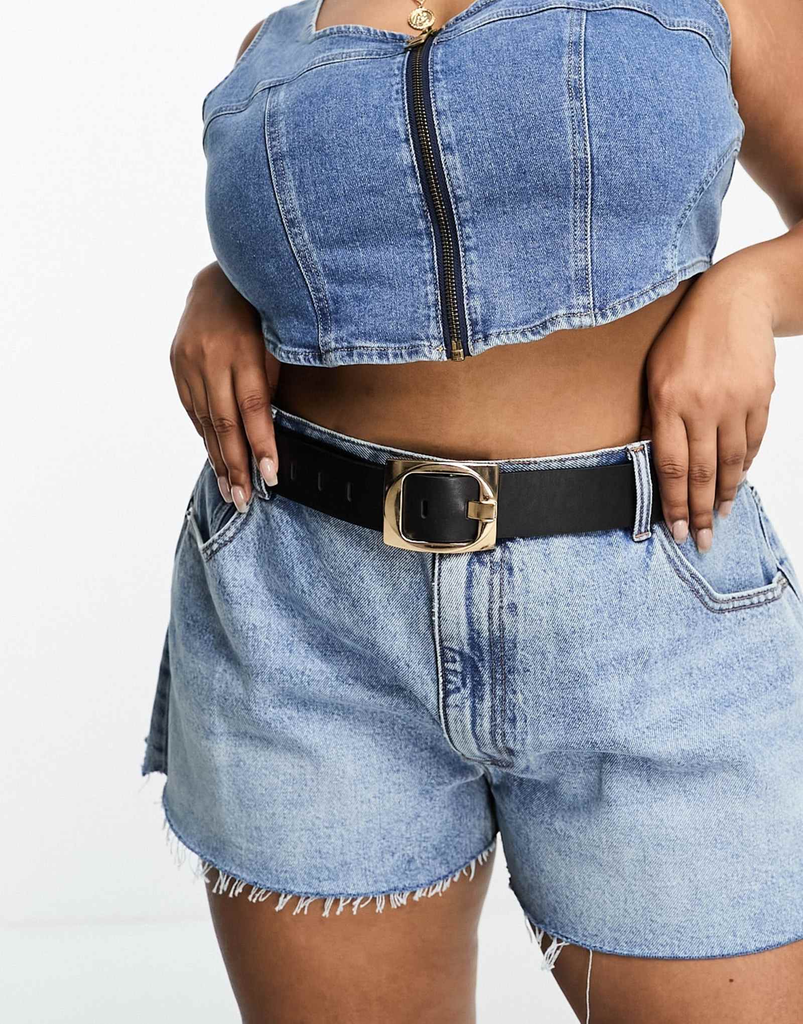 Черный пояс с массивной золотой пряжкой ASOS DESIGN Curve 3090₽