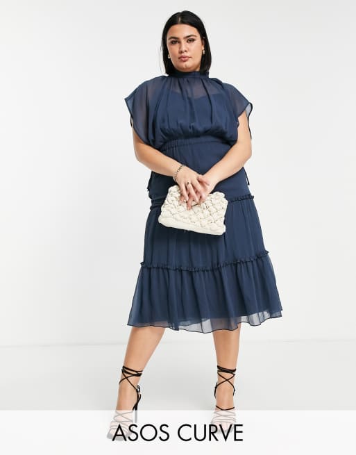 ASOS DESIGN Curve – Ciemnoniebieska sukienka midi z wysokim dekoltem i warstwowym dołem