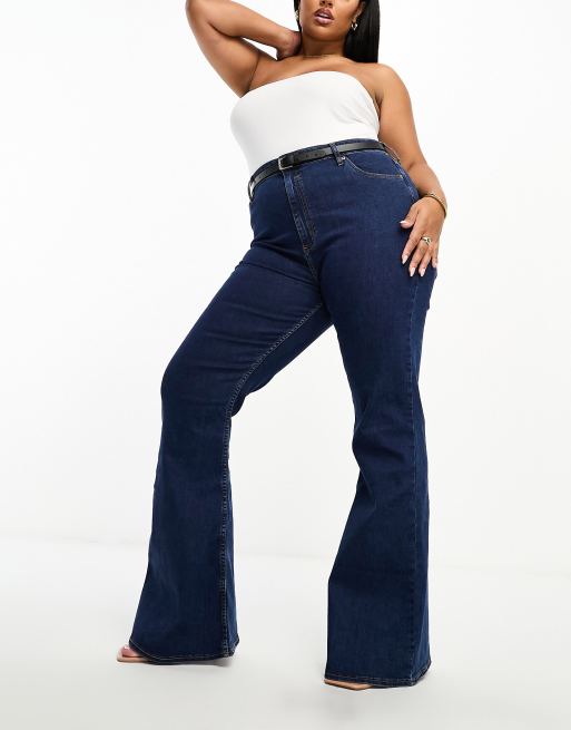 ASOS DESIGN Curve – Ciemnoniebieskie, bardzo elastyczne jeansy dzwony o kroju podkreślającym sylwetkę