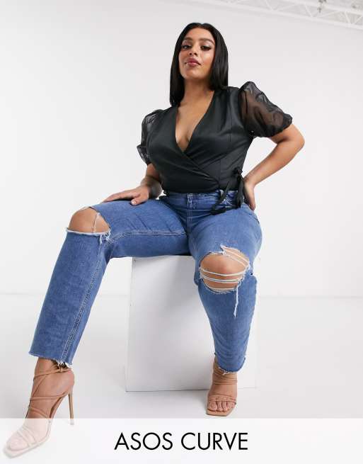 ASOS DESIGN Curve – Ciemnoniebieskie mom jeans farleigh o dopasowanym kroju z podwyższonym stanem i rozdarciami na kolanach – MBLUE