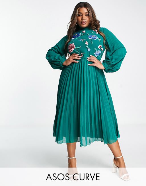 ASOS DESIGN Curve – Ciemnozielona plisowana sukienka midi typu skater z długimi rękawami i haftem
