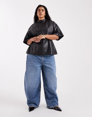 ASOS DESIGN Curve - Circular Design Collection - Barrel-Leg-Jeans in mitteldunkler Waschung mit hohem Bund-Blau
