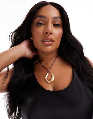 ASOS DESIGN Curve - Collana con cordino e ciondolo dorato ovale in metallo spazzolato