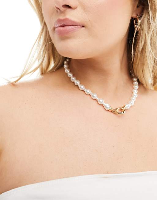 ASOS DESIGN Curve - Collana dorata con perle d'acqua dolce sintetiche e dettaglio a gancetto