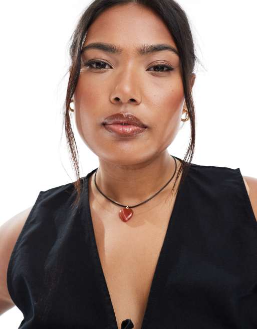 ASOS DESIGN Curve - Collana in corda di media lunghezza con cuore rosso