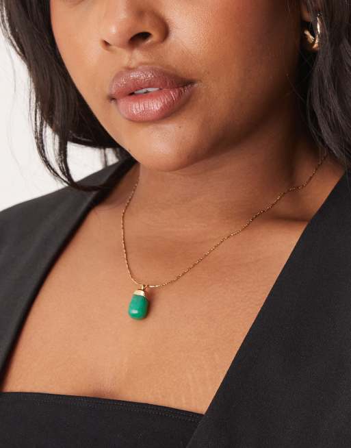 ASOS DESIGN Curve - Collana regolabile placcata oro 14 carati con ciondolo in pietra verde semipreziosa